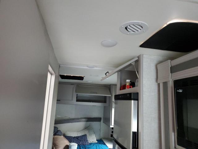 Ford Econoline E450 Super Duty Cutaway Van Image 10