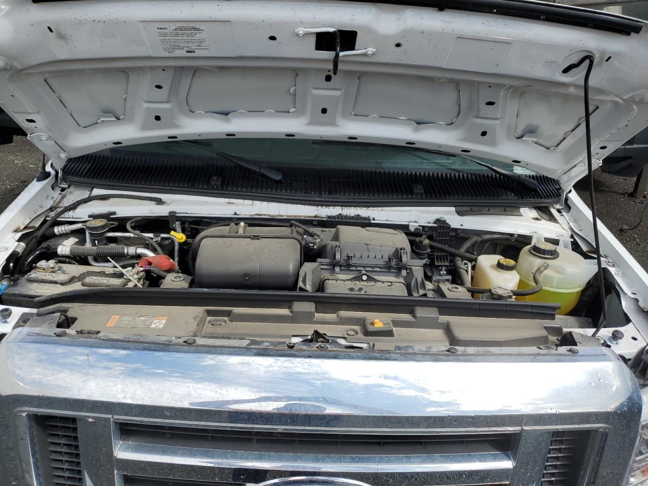 Ford Econoline E450 Super Duty Cutaway Van Image 3