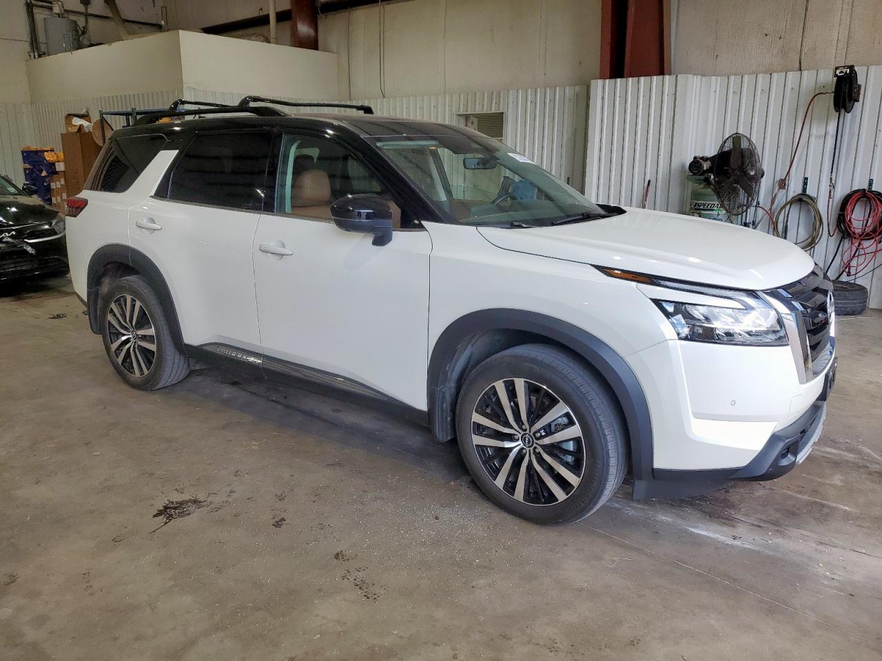 Nissan Pathfinder Platinum Image 9