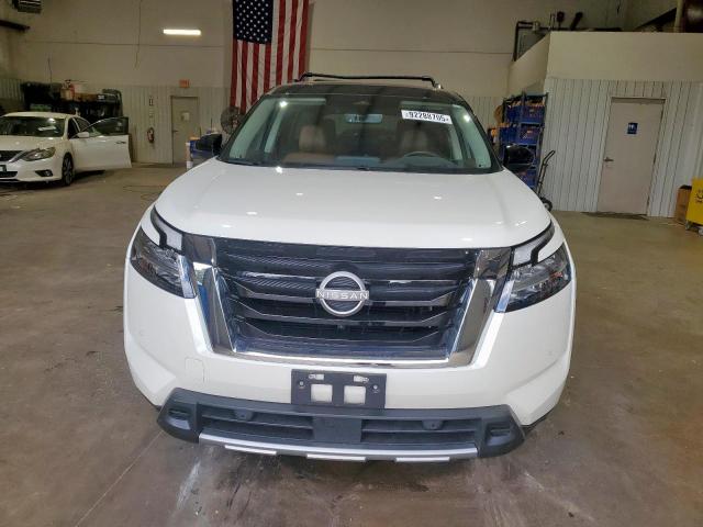 Nissan Pathfinder Platinum Image 2