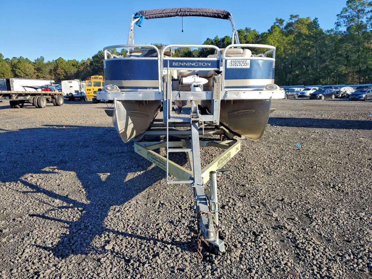 Bennington Pontoon Image 3