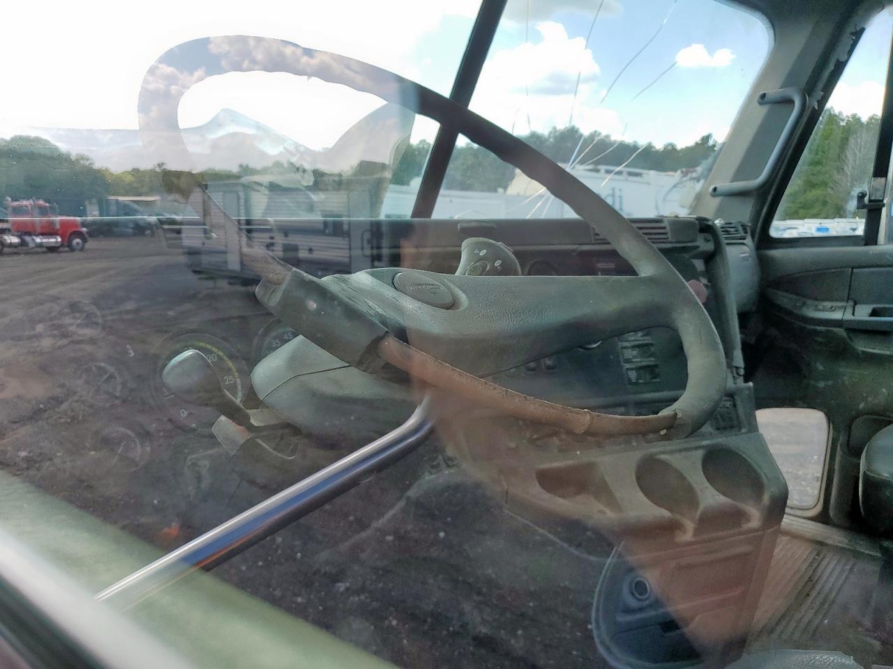 Freightliner Columbia 1 112 Image 2