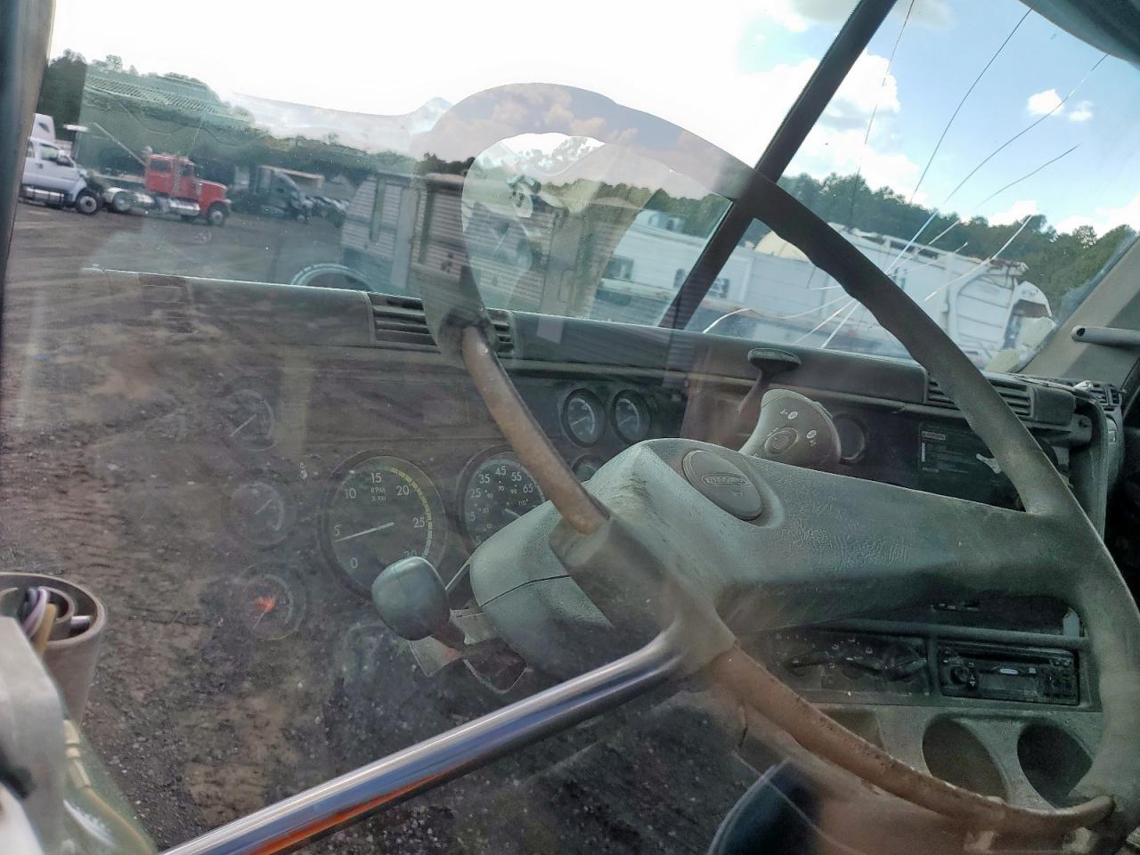 Freightliner Columbia 1 112 Image 9