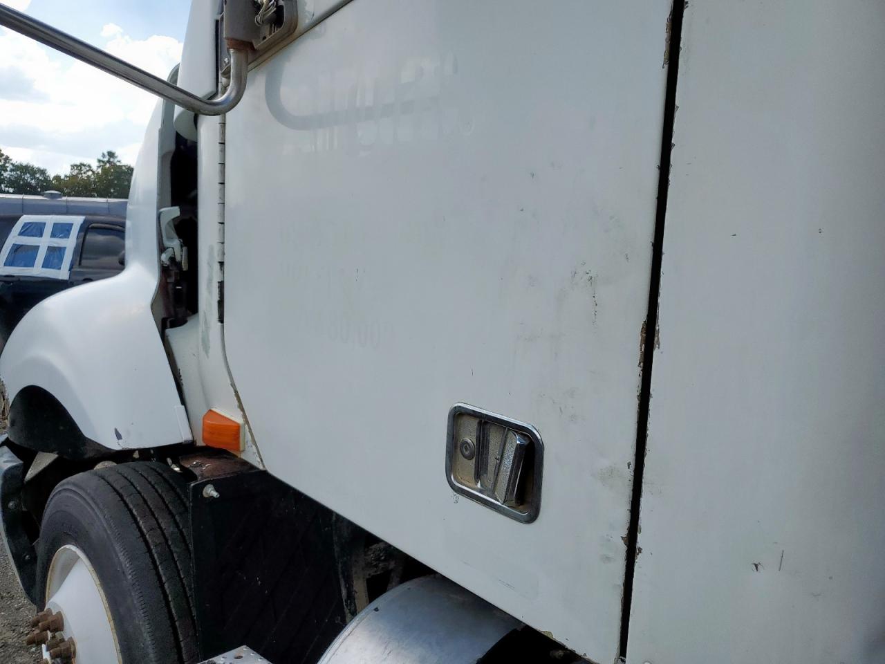 Freightliner Columbia 1 112 Image 8