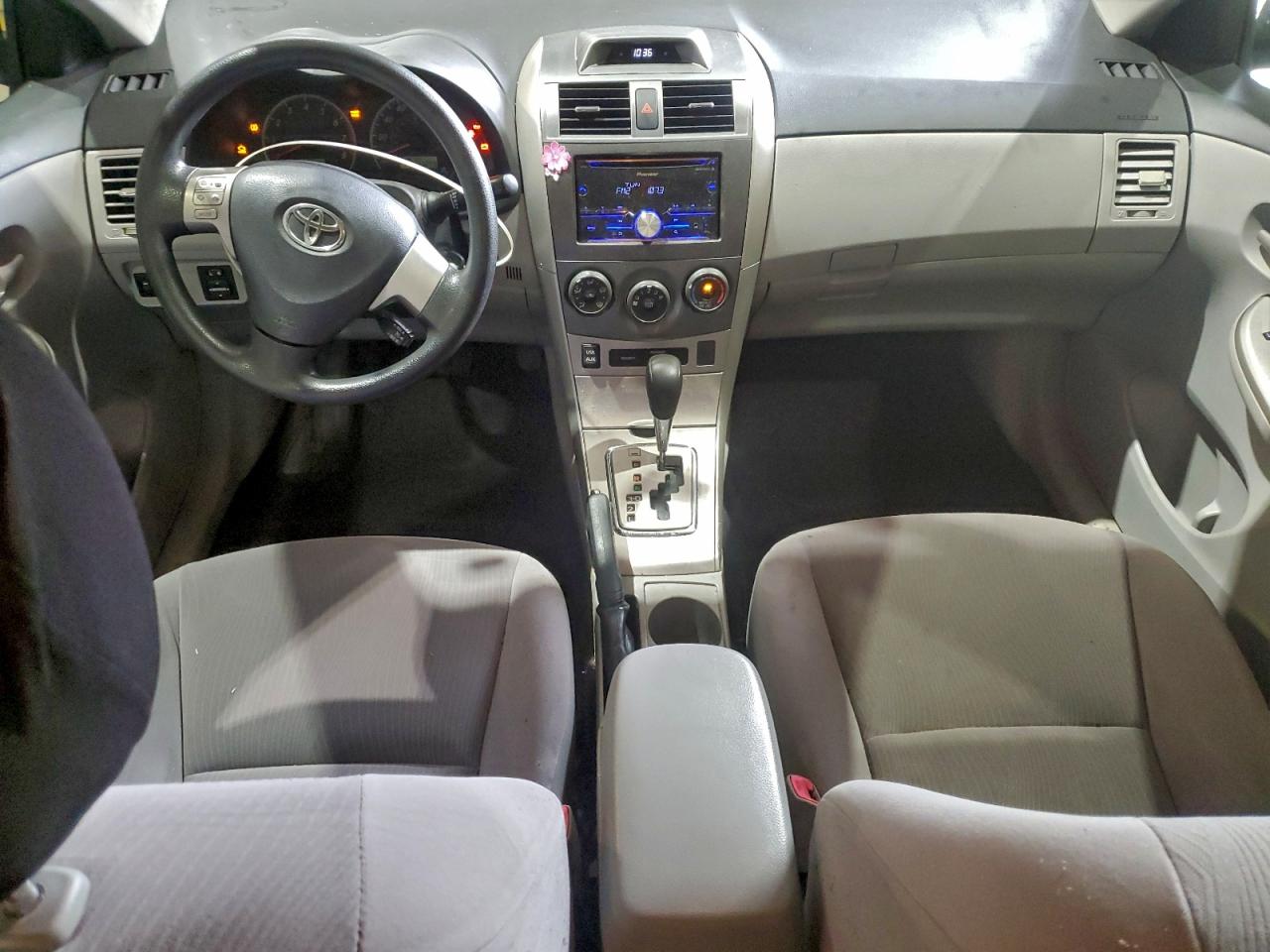 Toyota Corolla Base Image 8