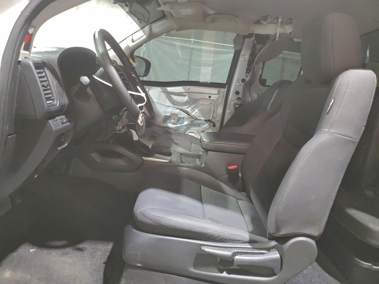 Nissan Frontier S Image 2