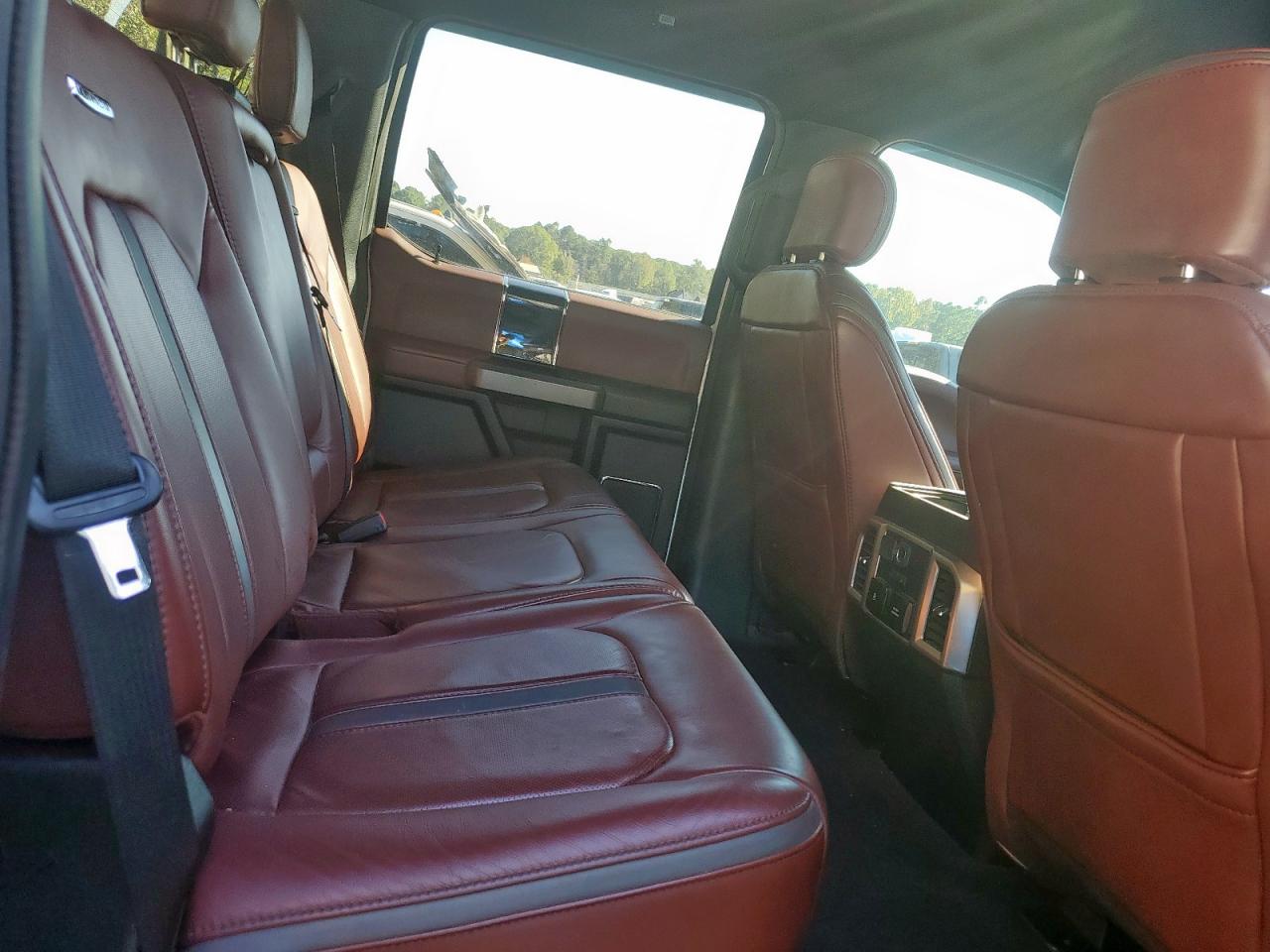 Ford F-450 Super Duty Image 11