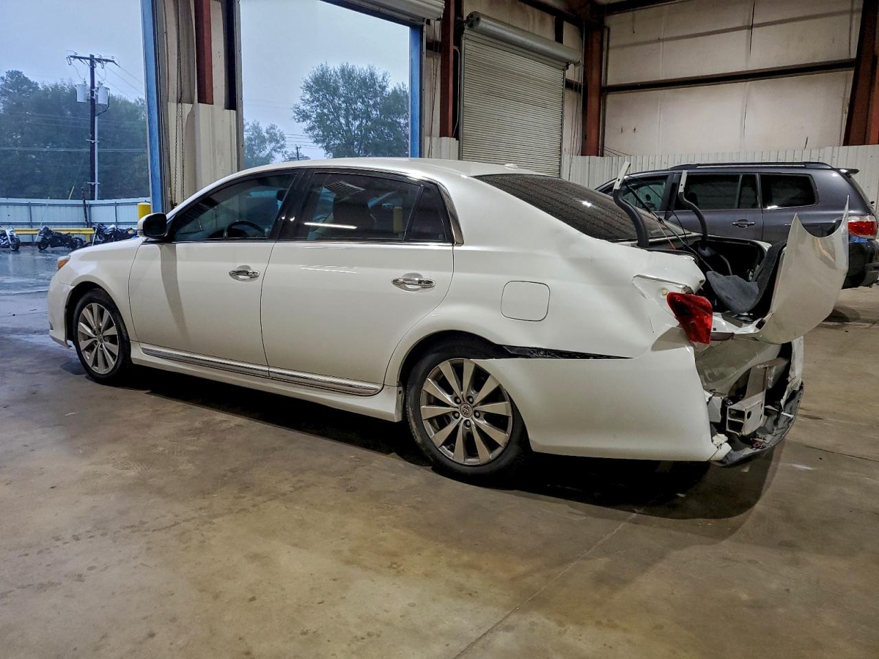 Toyota Avalon Base Image 9