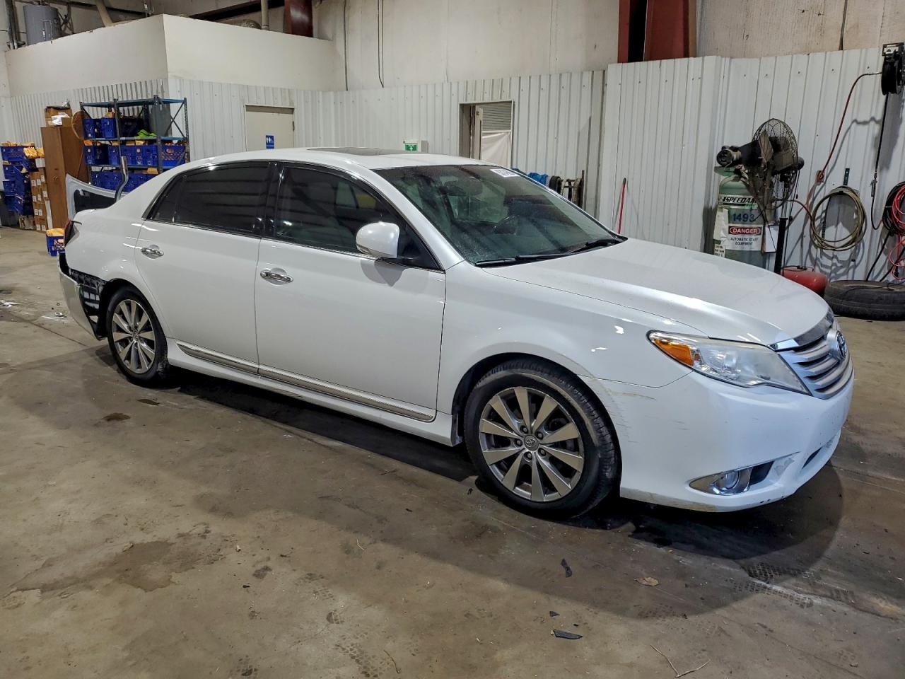 Toyota Avalon Base Image 11