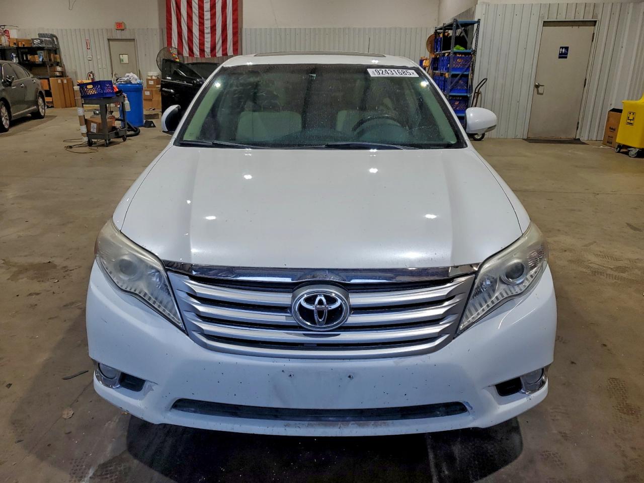 Toyota Avalon Base Image 3