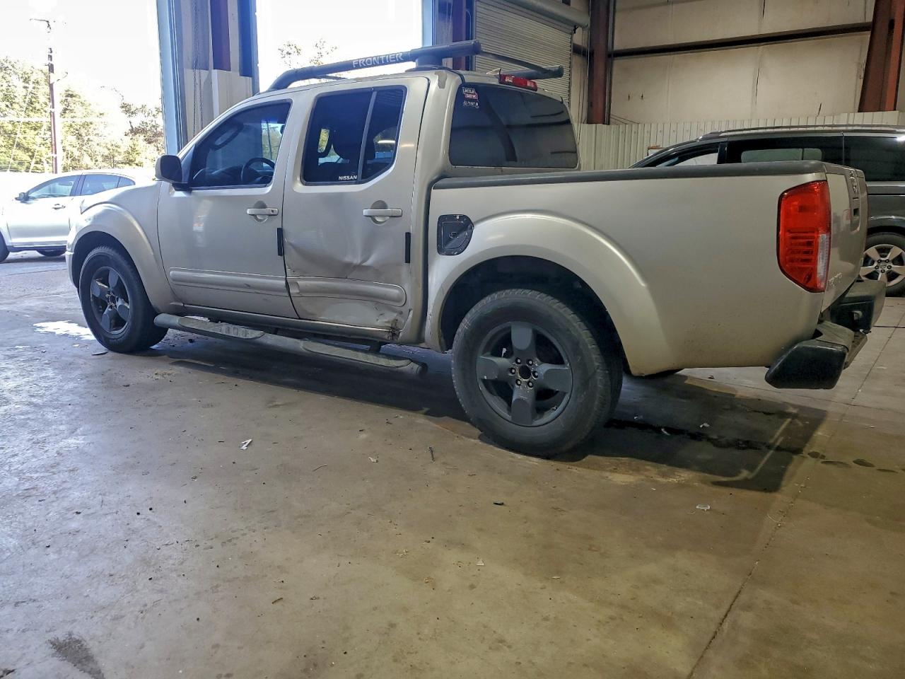 Nissan Frontier Crew Cab Le Image 3