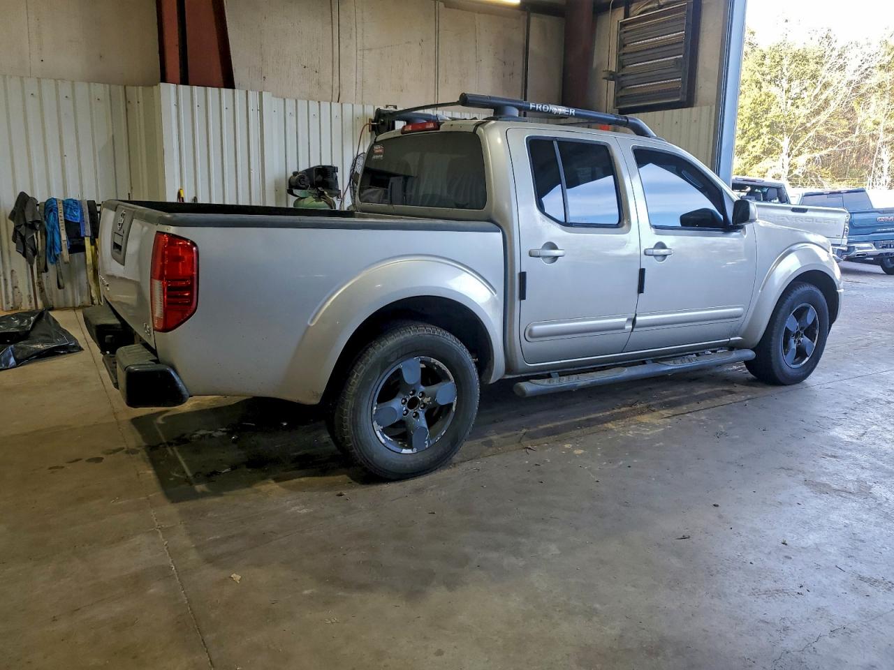 Nissan Frontier Crew Cab Le Image 2