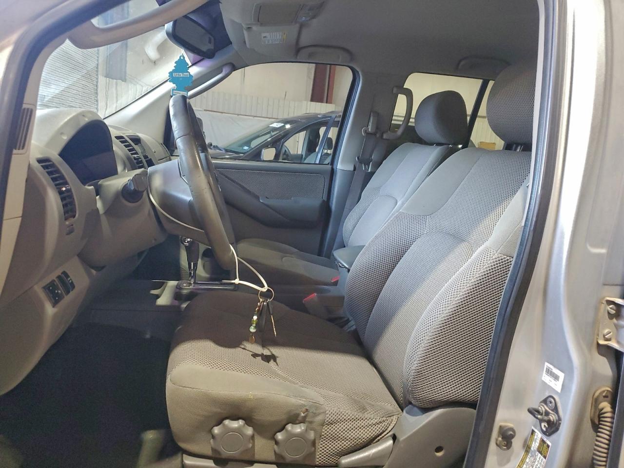 Nissan Frontier Crew Cab Le Image 10