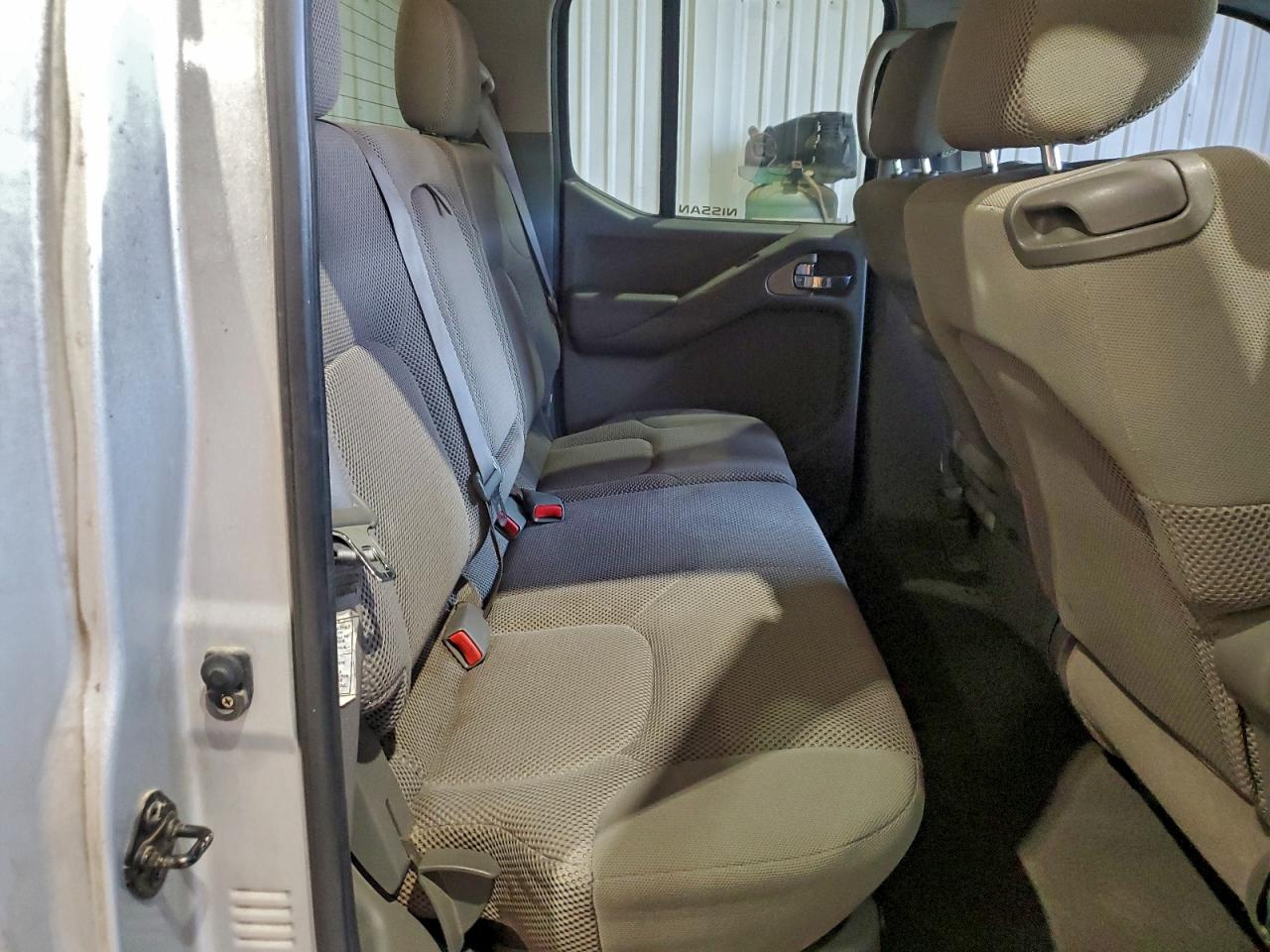 Nissan Frontier Crew Cab Le Image 8