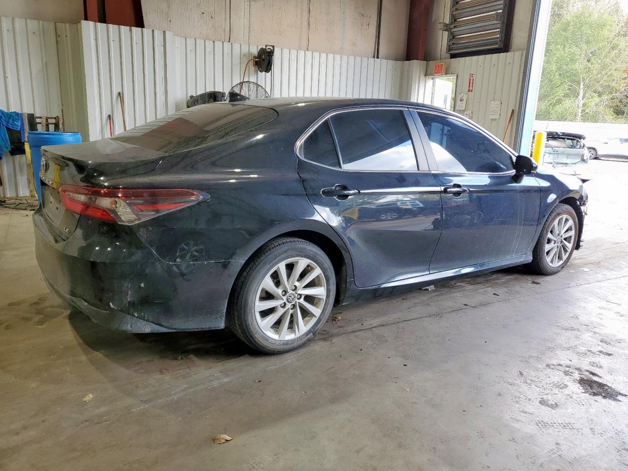 Toyota Camry Le Image 3