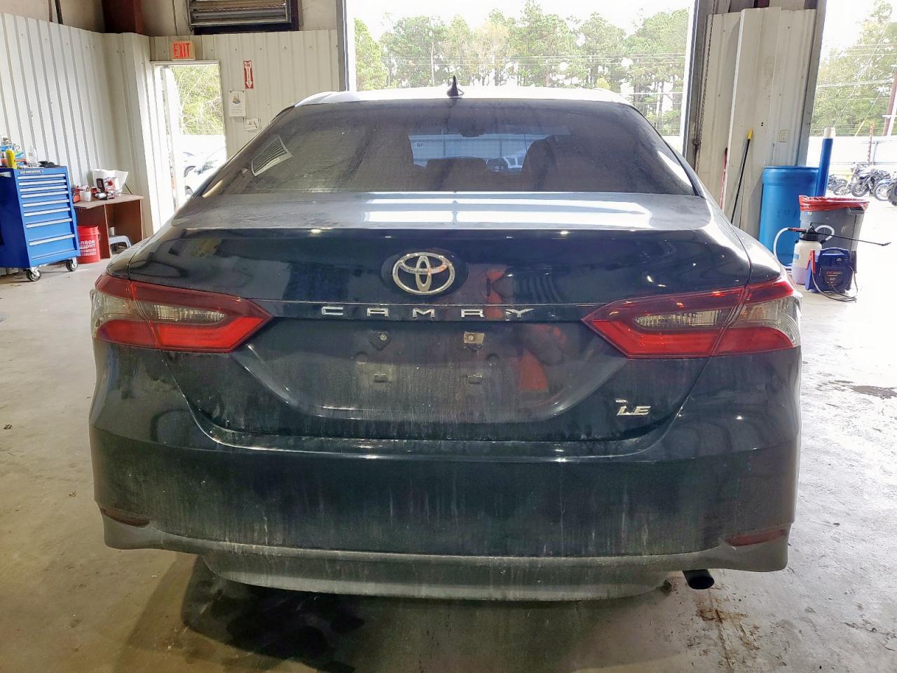 Toyota Camry Le Image 6