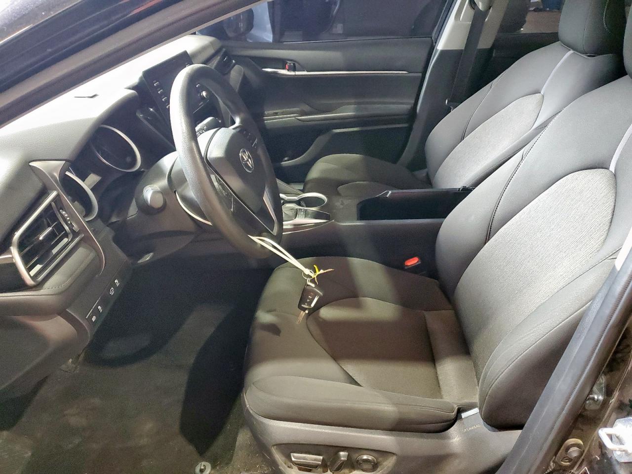 Toyota Camry Le Image 10