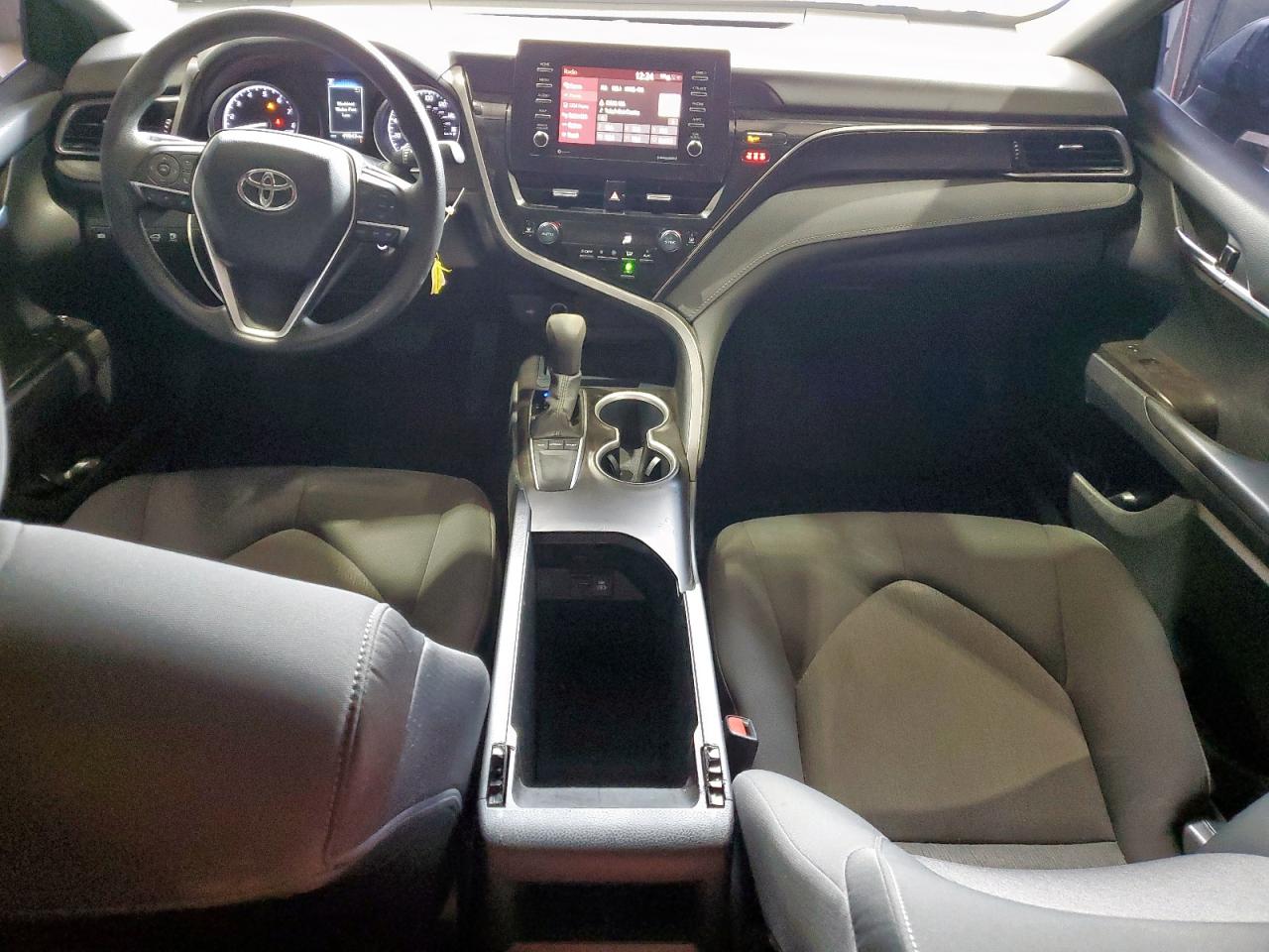 Toyota Camry Le Image 9