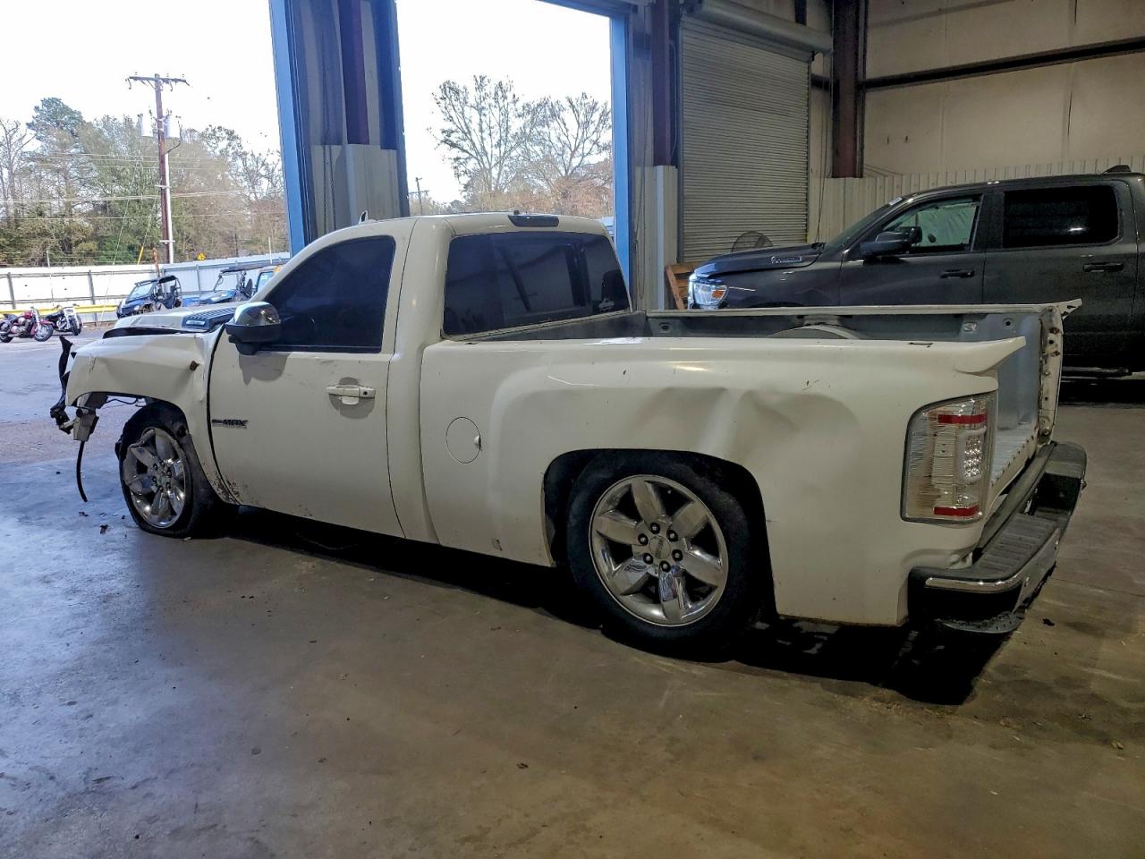 Chevrolet Silverado C1500 Image 2