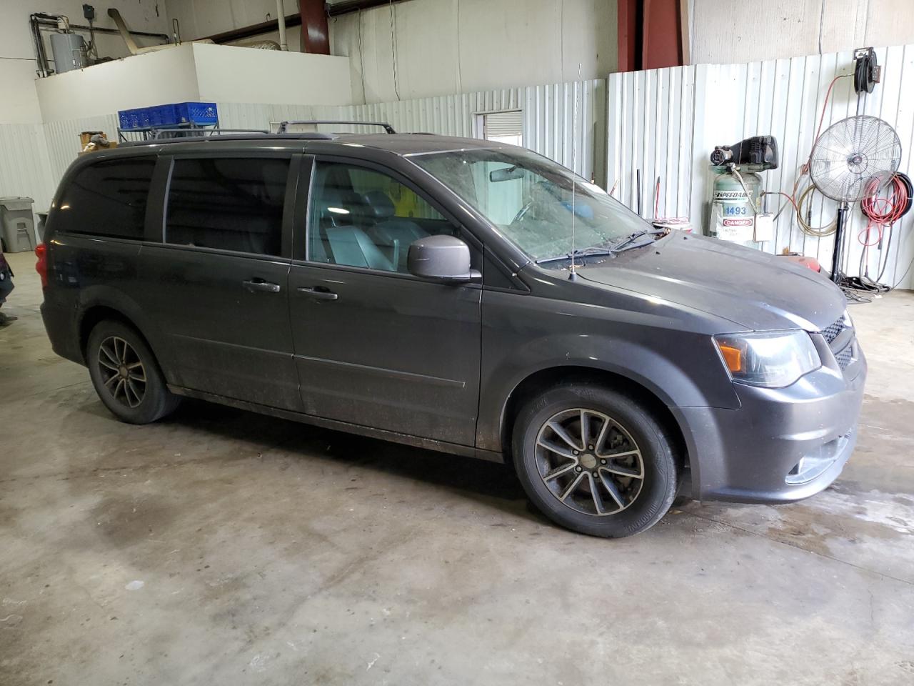 Dodge Caravan R/t Image 9